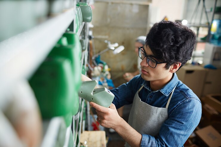 cobbler-working_1098-14311